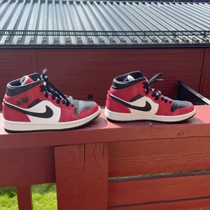 Jordan 1 mids Chicago  - Skorna är i väldigt bra skick inte använda många gånger. Skorna är lite repiga men inget som syns mycket. Dom är även lite smutsiga på några ställen men det syns heller inte mycket. 