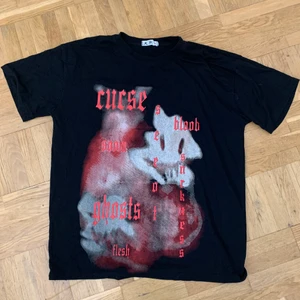 T-Shirt från Yesstyle - T-Shirt i nyskick med häftigt tryck söker ny ägare!