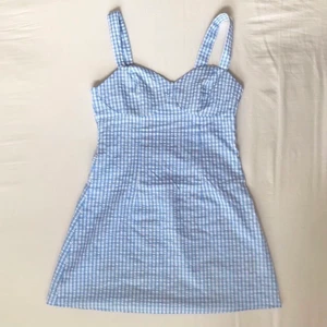 Gingham sommarklänning - Så fin ljusblå gingham klänning, perfekt för sommaren!! Den är storlek 38 men väldigt rymlig så passar storlek 40 väldigt bra också ♡ Skriv helst innan du köper, är villig att diskutera pris och ställ gärna frågor ♡