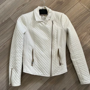 Vit jacka  - Vit jacka i storlek xs passar även en s. Som ny ett fåtal gånger använd.