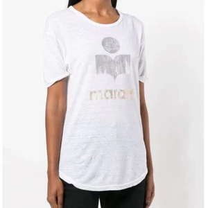 Isabel Marant Tröja  - Jätte fin äkta Isabel Marant tröja! Loggan är  i silver och guld⭐️ Plagget har inga fläckar eller hål. Jag säljer tröjan då den inte kommer till någon användning. Nypris  1700kr och jag säljer för 800kr💞💘⭐️