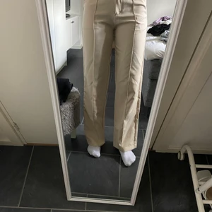 Kostymbyxor  - Beiga kostymbyxor från madlady i strl S. Inte använda mycket då de är för stora. Normal längd o passar mig som är cirka 163cm. Tvättas o strycks innan de skickas. Går att pruta vid snabb affär