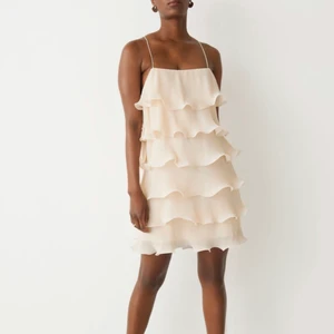 Other stories klänning - Populär såå fin klänning från Other stories. Den är slutsåld på hemsidan och har tyvärr inte kommit till användning för mig än! Säljer vid bra bud, prislapparna sitter kvar🤍