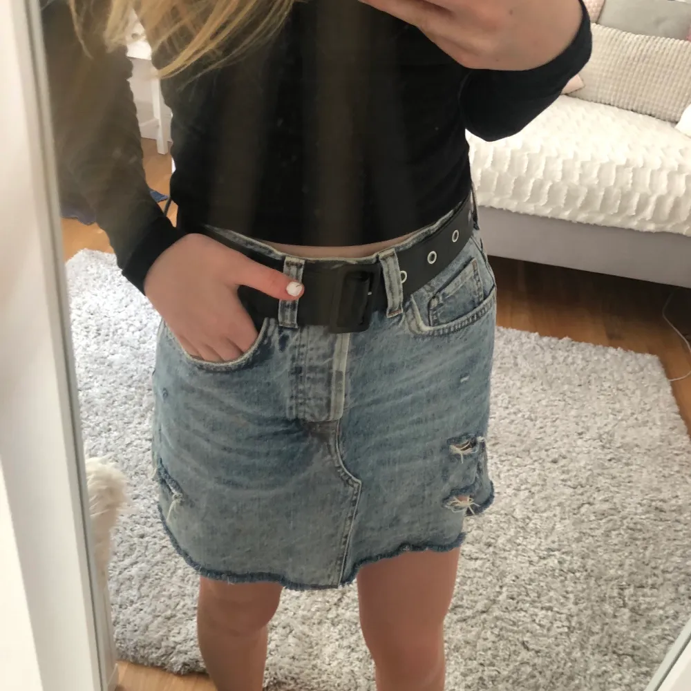 Säker dessa snygga jeansshorts! Midjemått: ungefär 67-69 cm Längd på kjolen: 40 cm En klassisk jeanskjol som alla behöver💕 Använd Max 2 ggr, nyskick! Pris kan diskuteras, köparen står för frakten och kan mötas upp! . Kjolar.