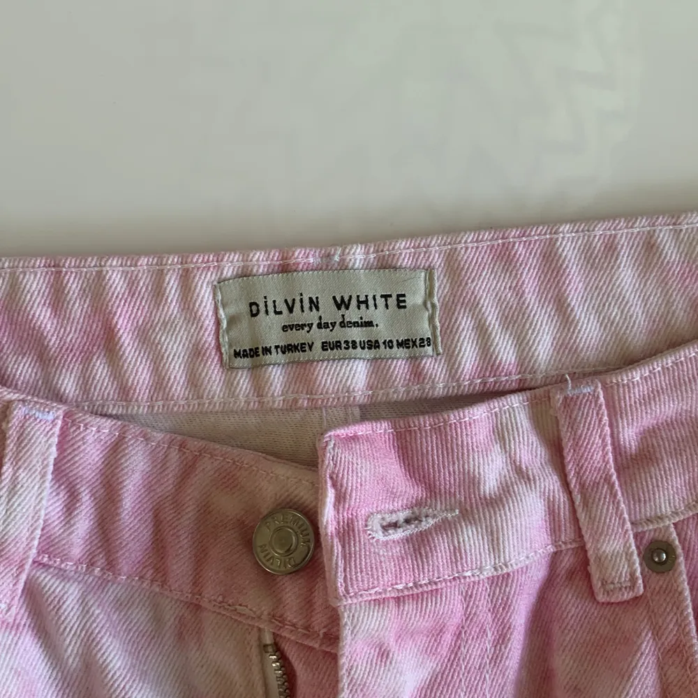 Rosa & vita jeans från Chiquelle, nyskick. Nypris: runt 500 kr. . Jeans & Byxor.
