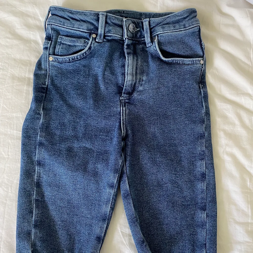 Säljer dessa jeans-cyckelbyxor från bikbok. Använda max 2 gånger så i väldigt fint skick. 60kr + frakt💞💕🥰🍀 priset kan diskuteras:). Shorts.