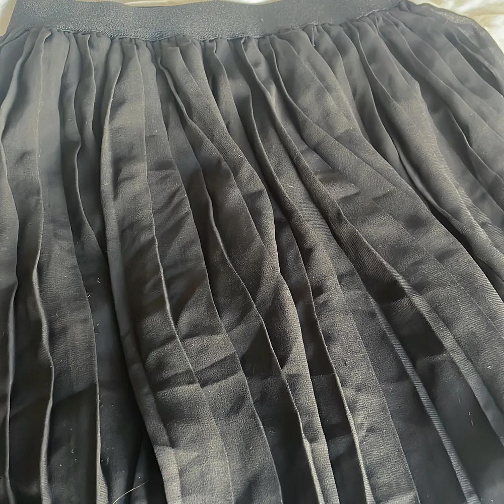 Svart kjol från NAKD, med ”veck”. Jättegullig!!🦋. Kjolar.