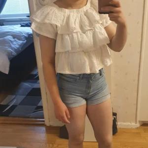 Topp storlek XS  - Topp från Vero moda ord. pris 600kr, storlek XS. Kom gärna med bud. Toppen passar även den som har storlek S, men du får tänka på att den är rätt så kort vid magen. Jag har storlek S.