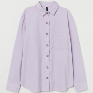 Ljuslila Manchester skjorta  - Ljuslila manchesterskjorta från i lite tjockare tyg. Använd vid 2 tillfällen. Stl 32 men är lite oversized så passar även 34-36.