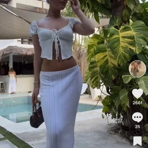 Topp - Säljer min bershka topp, finns ej att få tag i längre. Den är lite för liten i bysten, har lappen kvar men sitter inte på! Super super fin!!😍🥺