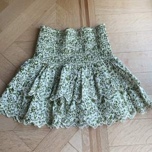 Säljer denna kjol från zara. Fin nu till sommaren och är i helt nytt skick! Det är bara att skriva till mig om du har någon fråga😊