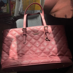 Vabene handväska - Varit min favoritväska men skaffade en ny, därför säljer jag denna.  Bra skick med fungerande dragkedjor.