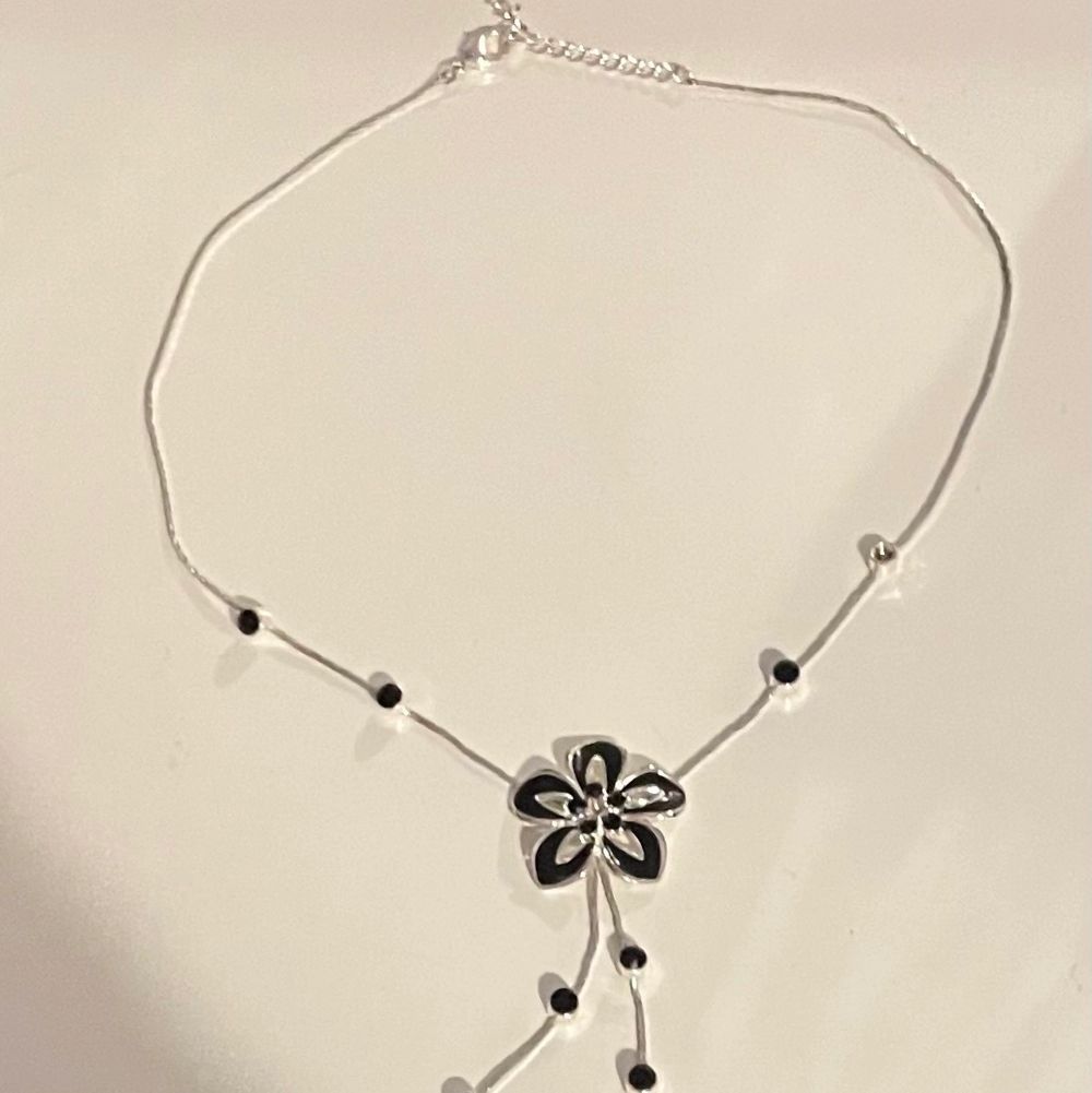 fint silver/svart halsband med en blomma på:) Fint skick!! gratis frakt.. Accessoarer.