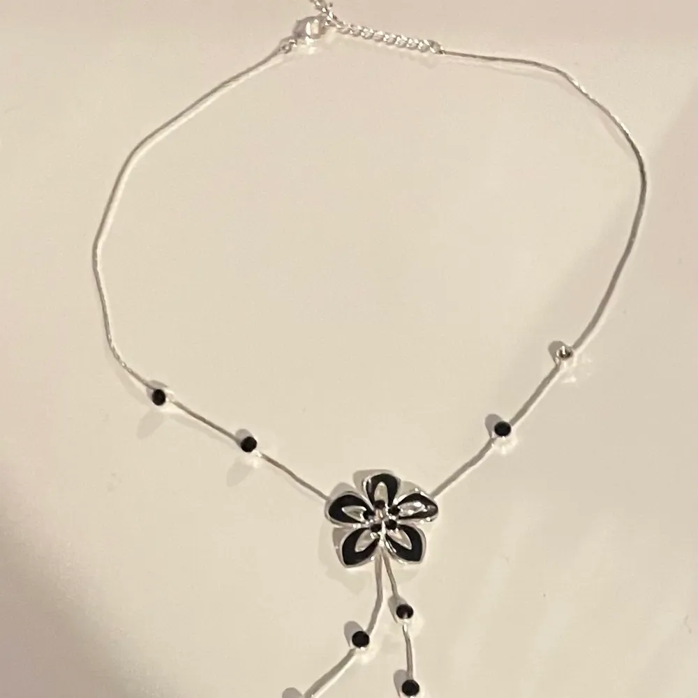 fint silver/svart halsband med en blomma på:)! gratis frakt.. Accessoarer.