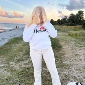 Ellesse tröja - Elsesse sweatshirt Storlek S/M Super trendig igen! Perfekt till sommarkvällar eller till skolstart!  Jag har tyvärr fått aldedes för lite användning av den Köpt för 900kr och använd ca 4 gånger!!