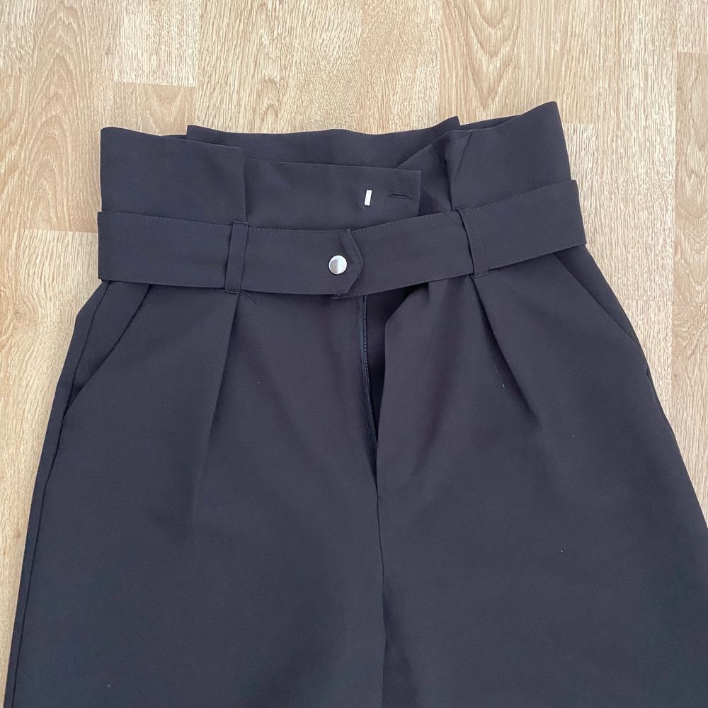 SVARTA! Eleganta och snygga högmidjade byxor som framhäver kroppen fint. Tighta vid midjan med fina detaljer och ett snyggt skärp! Vida vid benen. Har knappt använt dem och de är i väldigt gott skick, i princip helt nya! Köpta på BikBok. . Jeans & Byxor.