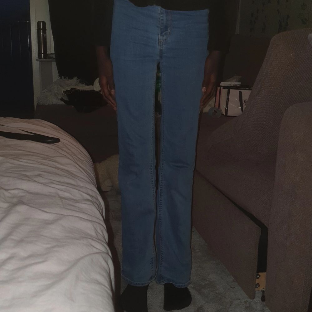 Det här är blåa utsvängda jeans som har storleken på xs, jeansen passar bra och är väldigt bekväma att ha på sig. Jeans & Byxor.