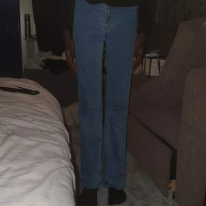 Det här är blåa utsvängda jeans som har storleken på xs, jeansen passar bra och är väldigt bekväma att ha på sig