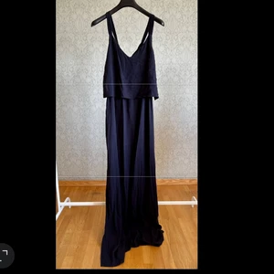 Balklänning mörkblå Zara 36 - Fin långklänning/balklänning i mörkblått från zara. Lite zlits i sidorna men inte för mycket.
