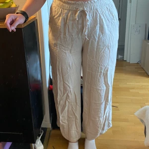 Beiga linnebyxor h&m - Jättesköna byxor i linneblandning från h&m, säljer de då de är lite för stora för mig. I fint skick (och inte lika skrynkliga nu som på Bild), storlek 42 men passar allt mellan M-XL, beroende på hur man vill att de ska sitta. Resår och knyte i midjan