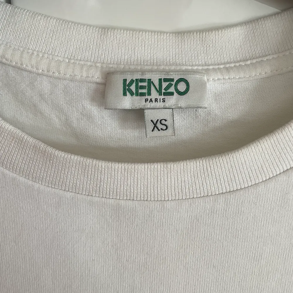 Cool t-shirt från kenzo i storlek XS men passar även S. Är i nyskick❤️❤️. T-shirts.