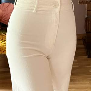 Vita, flared jeans från Zara. Säljer då de är för små oxh har används endast några fåtal gånger. Inga defekter :))   Kan mötas upp i Stockholm eller posta (gratis frakt!) 
