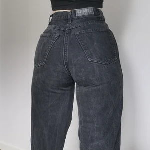 Stentvättade jeans - Svarta stentvättade jeans från beyond retro. 