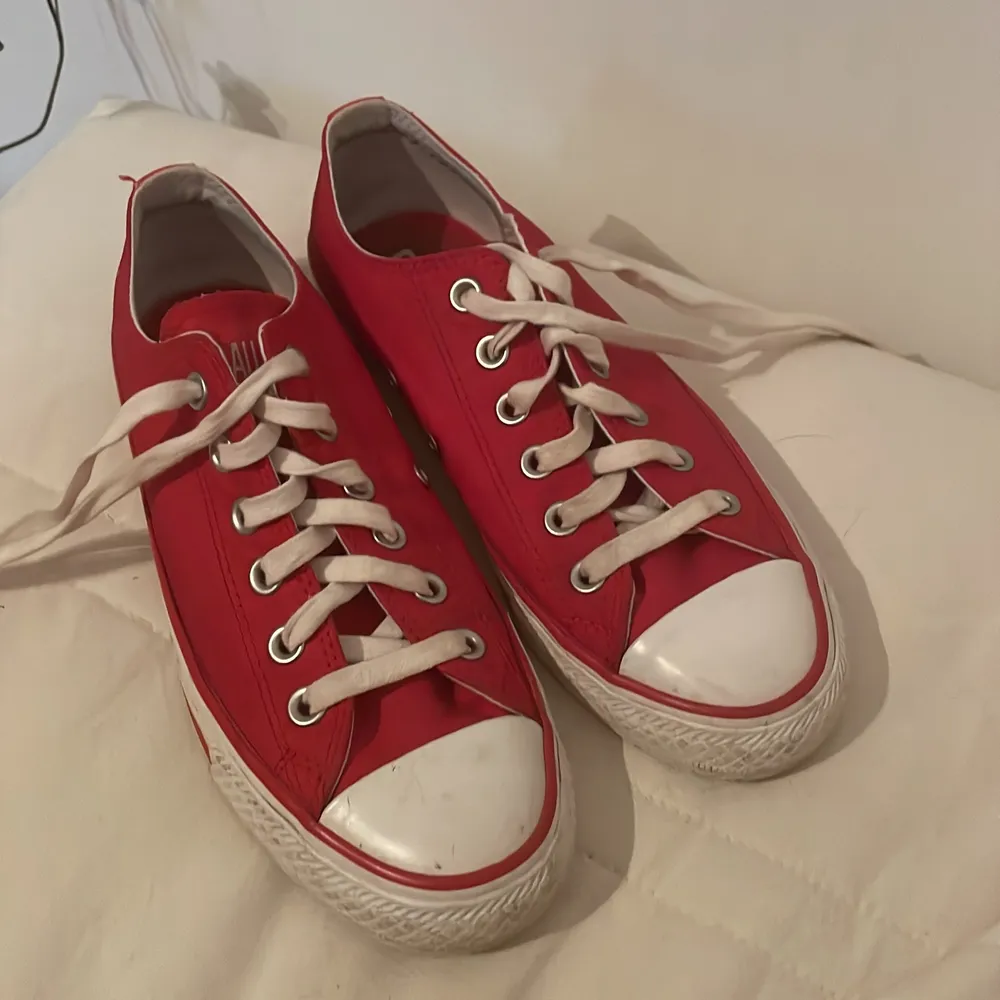 Säljer mina röda låga Converse då jag inte använder de. De är i strl 37,5 och passar mig som har strl 37. Rätt så fint skick💗. Skor.