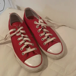 Röda Låga Converse - Säljer mina röda låga Converse då jag inte använder de. De är i strl 37,5 och passar mig som har strl 37. Rätt så fint skick💗