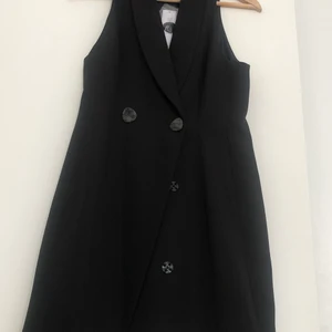 Helt ny väst/klänning från Topshop - Helt ny, lång väst från Topshop. Kan enkelt bäras som miniklänning (rekommenderas för <170cm) UK10/M men passa S.