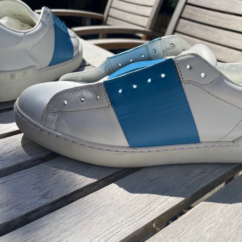 Säljer dessa baby blå vita valentino skor, inprincip helt nya allt og finns kvar, storlek 39 men sitter stor passar mig som har 41 i vanliga fall så passar 40,5 och 40 också skulle ja säga!. Skor.