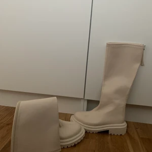 Skor - Superfina vita/beiga skor från shein som är helt oanvända. Lite små i storleken. Den har en dragkedja hela baksidan🤩 I priset inkluderas frakt💕