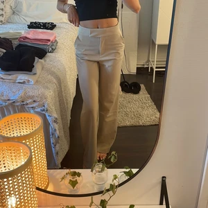 Kostymbyxor  - Beiga kostymbyxor från hm. Jag är ca 170 och på mig går dom ner till marken. Använd 1 gång! 💖