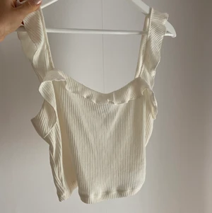 Vitt linne - Vitt linne med volanger, Storlek M men passar S/M, frakt tillkommer 