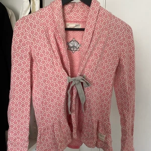 Odd Molly Kofta - Odd Molly kofta i rosa, nypris var 1700 kr, plagget är i nyskick, strl 1 ( S ) säljer pga inte använt