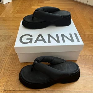 Vadderade sandaler från GANNI 🖤 - Filip flops med platå, skickas i originalpaket med dustbag. Superfint skick och sparsamt använda! SS22