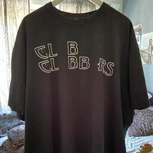Raf Simons Clubbers Satin Lined Oversized T-shirt. Storlek M. Aldrig använd. Skriv i dm för fler bilder, pris kan diskuteras!!❤️