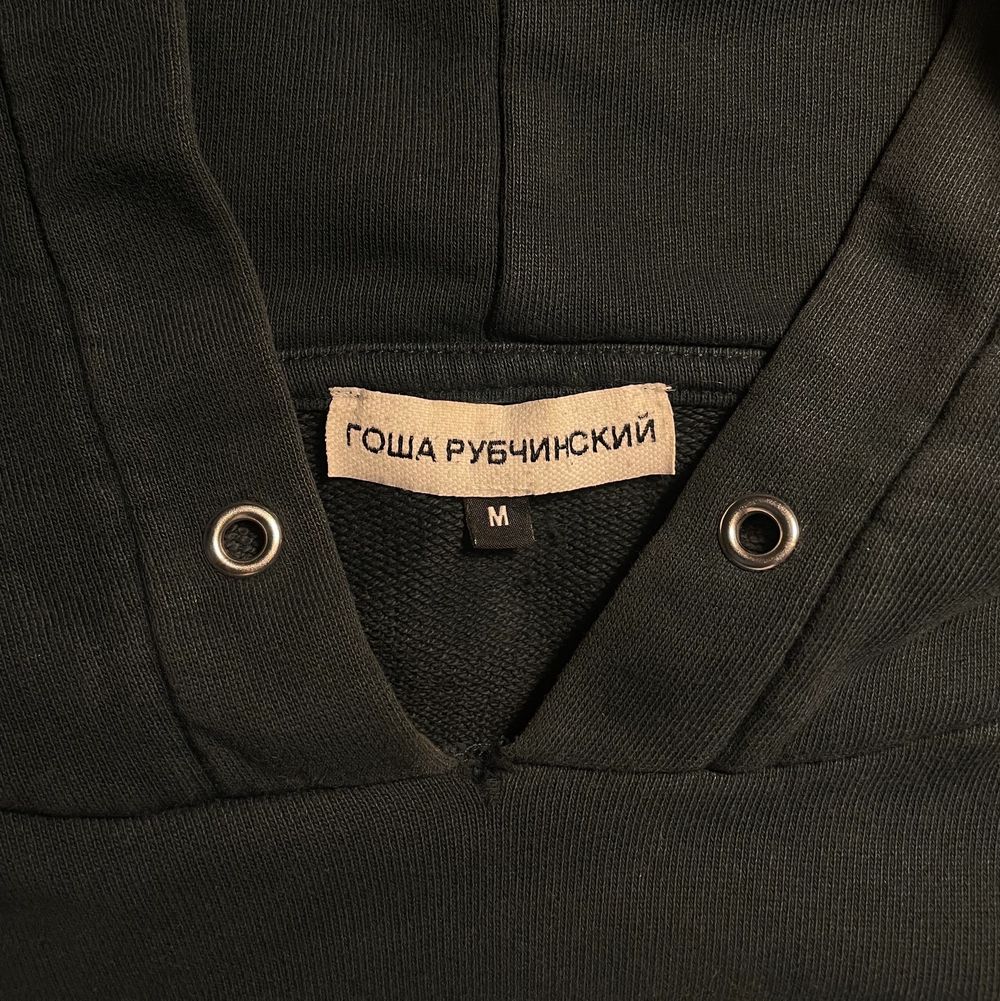 Säljer en mörkgrön gosha rubchinskiy cropped hoodie, storlek: ”Medium”. Bra skick! Nypris 1700kr.. Huvtröjor & Träningströjor.