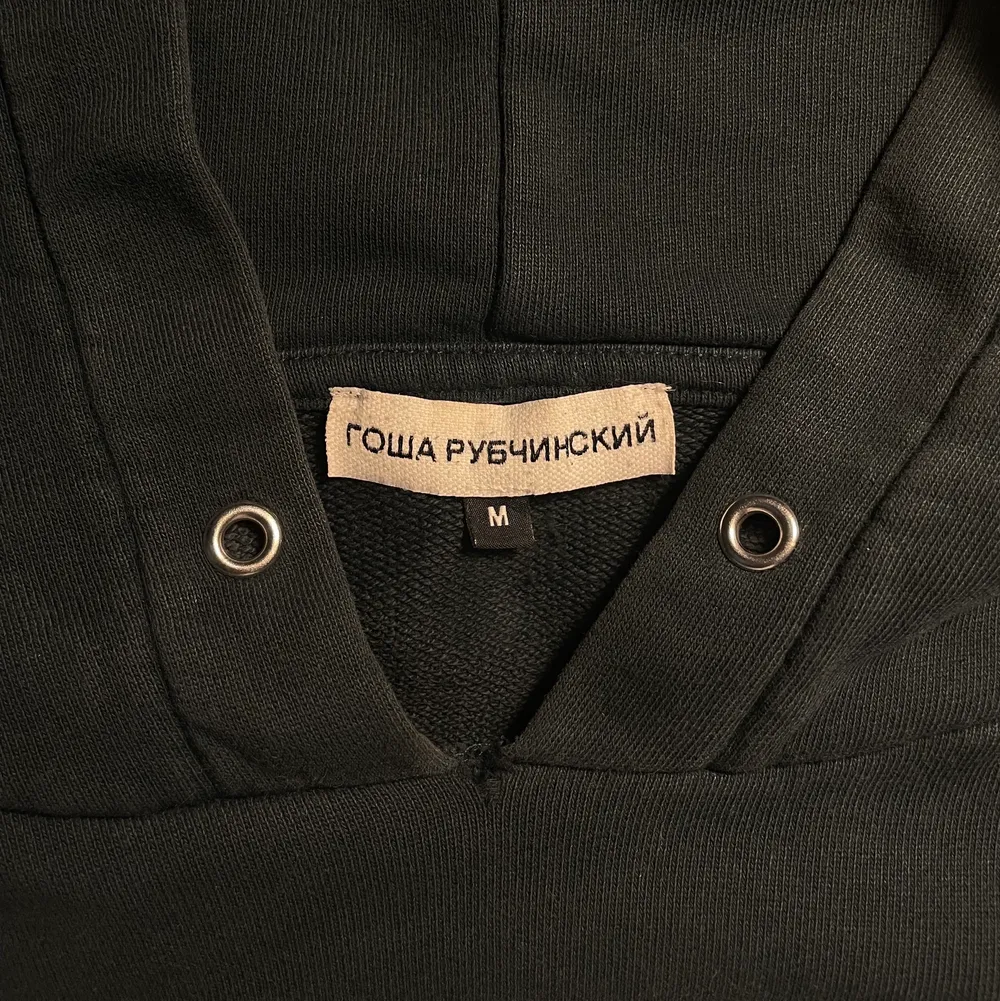 Säljer en mörkgrön gosha rubchinskiy cropped hoodie, storlek: ”Medium”. Bra skick! Nypris 1700kr.. Hoodies.