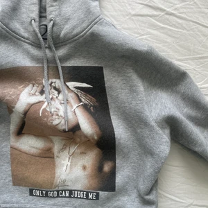 Grå 2pac hoodie  - Snygg hoodie som jag köpte för några år sedan men som jag tyvärr inte använder längre! Den sitter inte så oversized vilket jag kan tycka är skönt eftersom att det ofta kan se väldigt hängigt ut men denna sitter superfint på! 