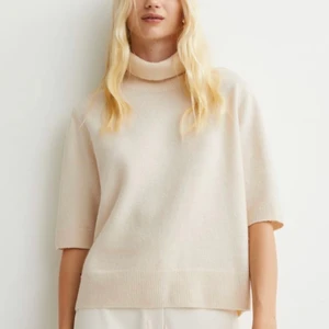 Stickad tröja  - Säljer denna slutsålda tröjan från hm! Lite nopprig.