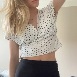 Prickig topp - Prickig topp från Zara strl S🤍🖤Köpare står för frakt. 