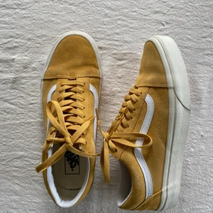 Gula Vans mocka storlek 41 - Superfina vans, bara använda ett fåtal gånger. Fortfarande jättebra skick. Storlek 41 