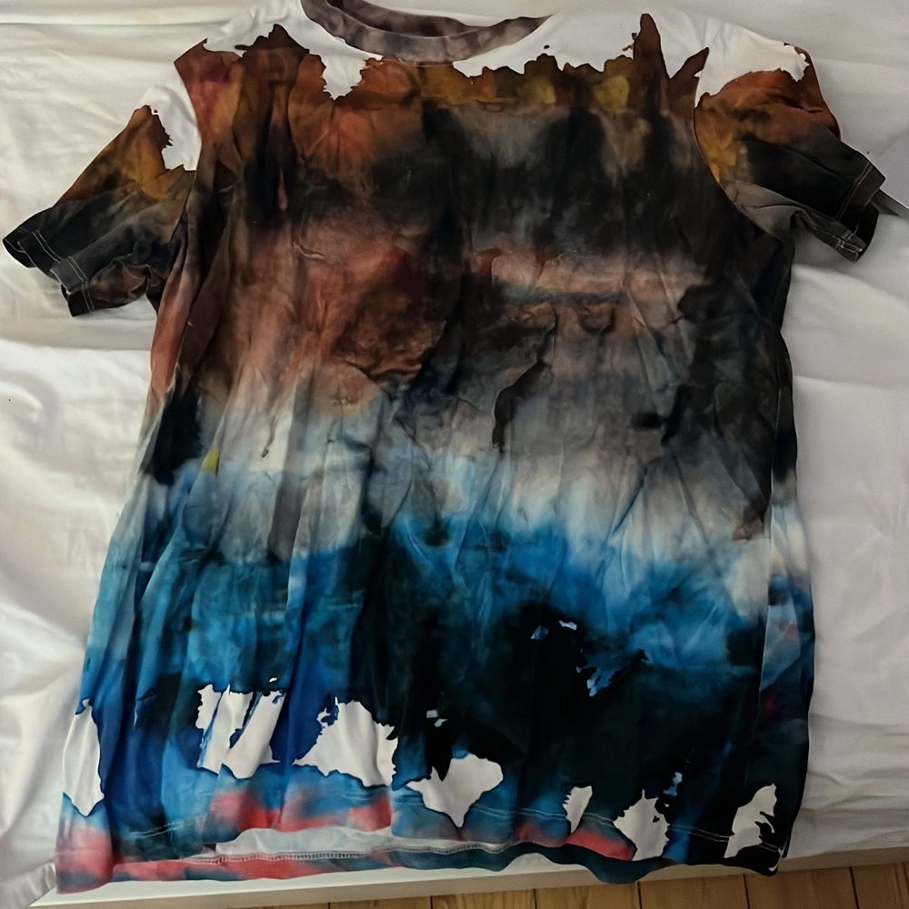 Säljer den här oanvända Acne studios tröjan.. T-shirts.