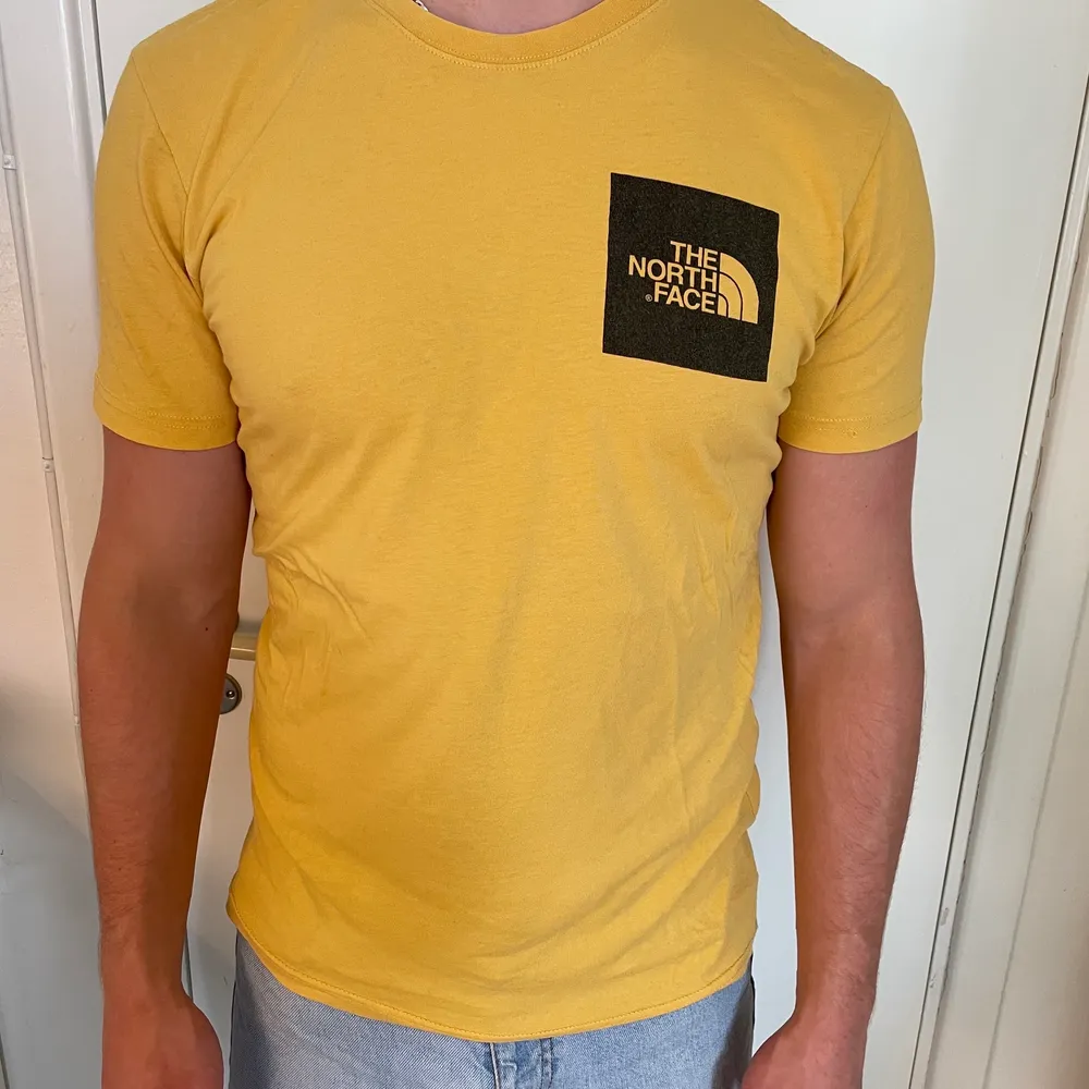 Gul north face tröja i storlek M. T-shirts.