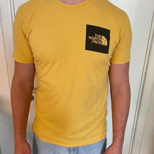 North Face t-shirt - Gul north face tröja i storlek M