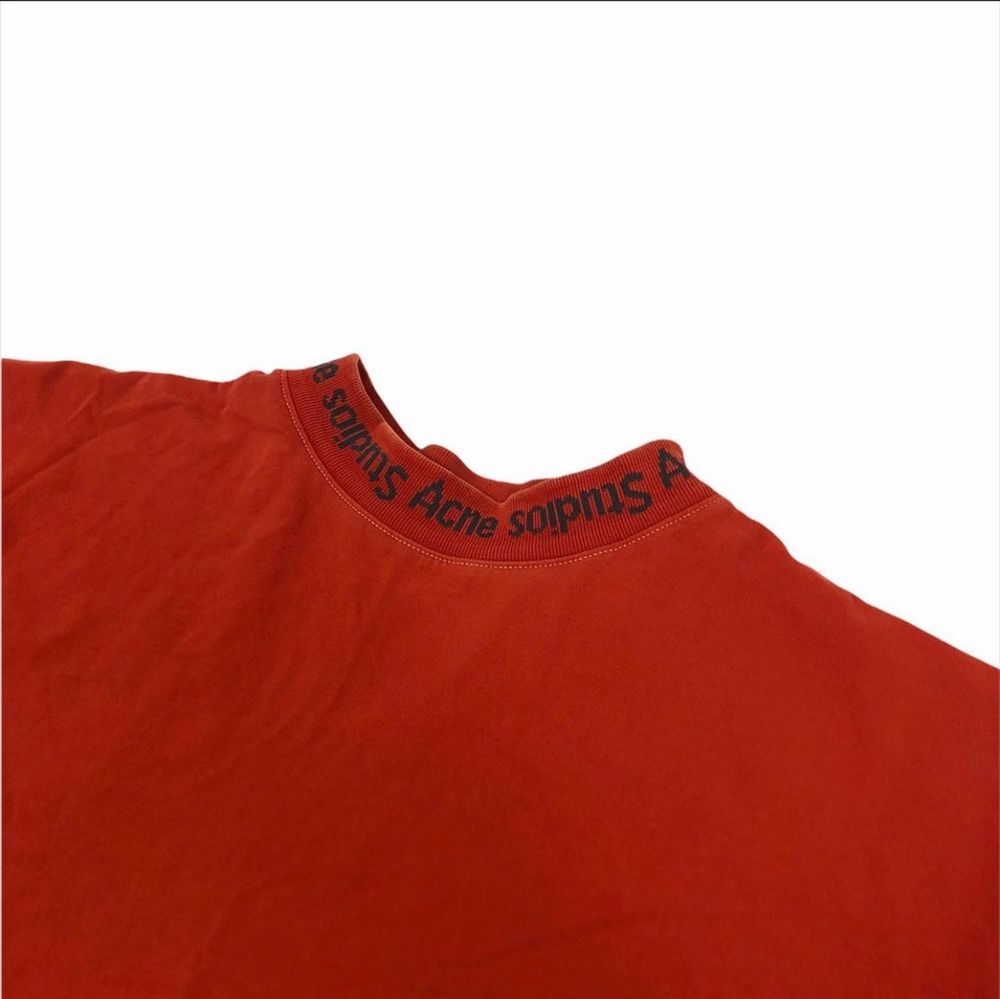 Röd acne studios t-shirt som ja använt några gånger.2 stycken små hål som inte märks av när man har på sig tröjan(se 3dje bilden). T-shirts.