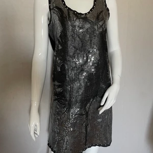 Ny Replay Kläning Strl M - Hej vi säljer märkes kläder och skor från bl.a reklamjobb och film och tv industrin, fotojobb mm. Skicket på det vi säljer är nytt eller i nyskick samt bra skick.  Vi  kommer även sälja lite elektronik samt övrigt från konkurser och lite annat.  