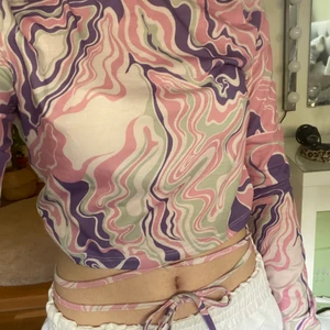 Mönstrad topp från Nelly - Säljer denna super fina topp från Nelly som är helt oanvänd💘