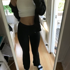 SVARTA LEGGINS - Dessa superfina byxorna är från Gina och är endast använda ett fåtal gånger, då de är lite för korta för mig. Jag är 180 cm lång💕 Köptes för 299 säljs för 79!